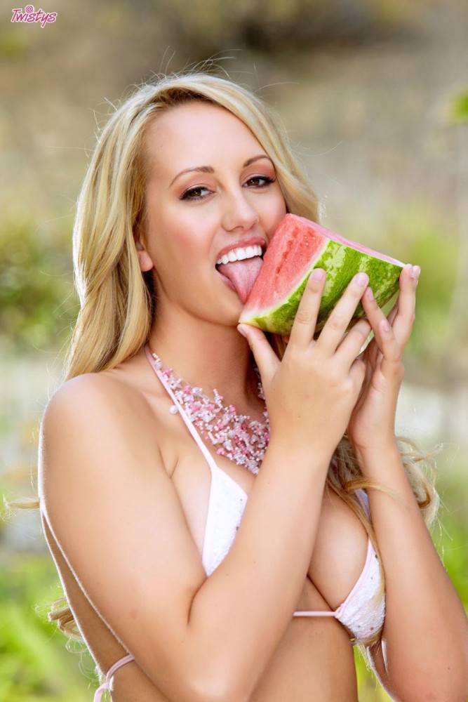 Big Racked Heartbreaker Brett Rossi Takes Off Her Bikini And Opens Her Smooth Pussy Outdoors - #1