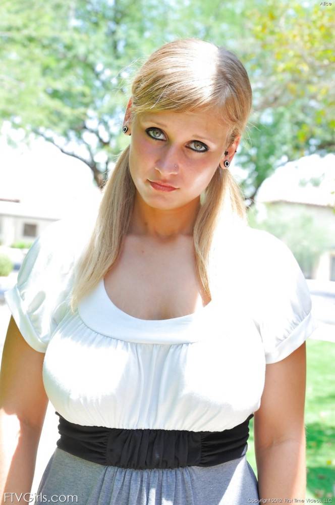 Glamorous american blond Alice Wonder in skirt likes some hot foot fetish outside - #7