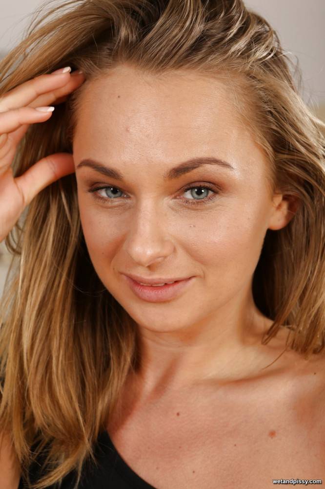Stunning ukrainian blonde Ivana Sugar likes some hot foot fetish - #1