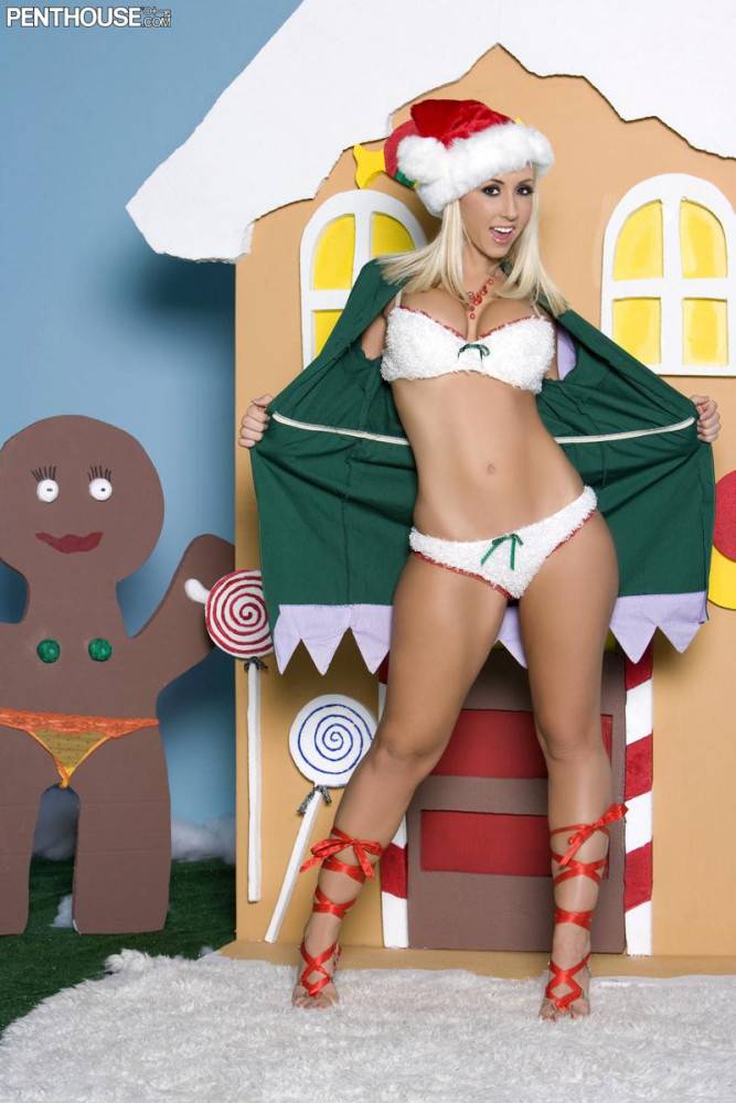 Sassy Pornstar Jessica Lynn Is Playing With Body Wrapped In Christmas Costume - #8