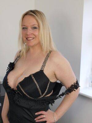 Overweight UK blonde Sindy Bust ditches a black dress to get naked on a bed - Britain on nudesceleb.com