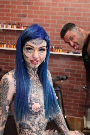 Heavily tattooed girl Amber Luke poses naked in a tattoo shop on nudesceleb.com
