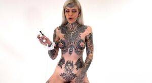 Tattoo enthusiast Amber Luke rides a multispeed sex machine on nudesceleb.com