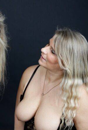 Older blonde Sweet Susi and her girlfriend take turns sucking on a penis on nudesceleb.com
