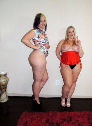 Fat girls Dee Siren & Virgo Peridot show off their huge butts before kissing on nudesceleb.com