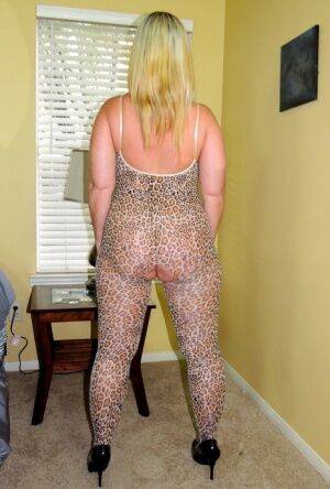 Amateur BBW Dee Siren sucks and fucks black cocks in a crotchless bodystocking on nudesceleb.com