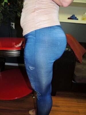 PAWG Dee Siren sets a solitary breast loose in jeans and glasses on nudesceleb.com