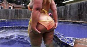 Amateur chick Dee Siren shakes her big ass while wearing bikini bottoms on nudesceleb.com