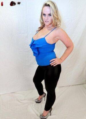 Blonde amateur Dee Siren shows her ample cleavage in black leggings on nudesceleb.com