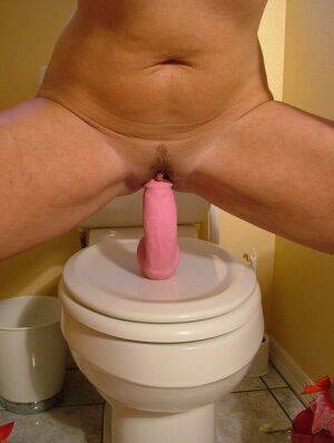 Older amateur Dee Delmar rides her pink dildo on top of toilet seat on nudesceleb.com
