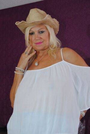 Mature plumper does a striptease wearing a straw cowgirl hat on nudesceleb.com