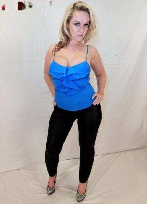 Blonde amateur Dee Siren displays her cleavage while wearing black leggings on nudesceleb.com