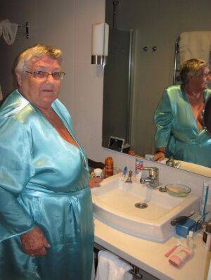 Morbidly obese woman Grandma Libby shaves before taking a bubble bath on nudesceleb.com