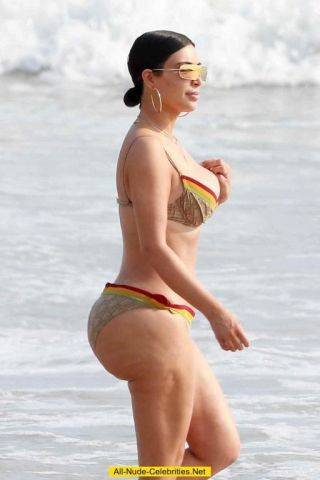 Celebrity kim kardashian posing in bikini on beach on nudesceleb.com