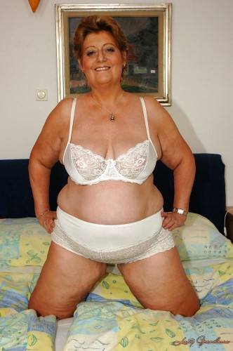 Hot older Hetty baring big titties and hairy twat on nudesceleb.com