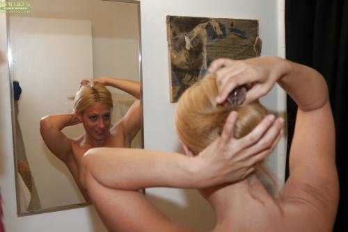 Sexy american blond older Stevie Lix exposing her butt and spreading her legs in shower - Usa on nudesceleb.com