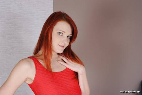 Attractive redhead babe Maggies shows her butt in undies and toys her twat on nudesceleb.com