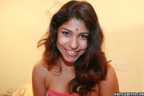 Hot indian Shari exposes her butt - India on nudesceleb.com