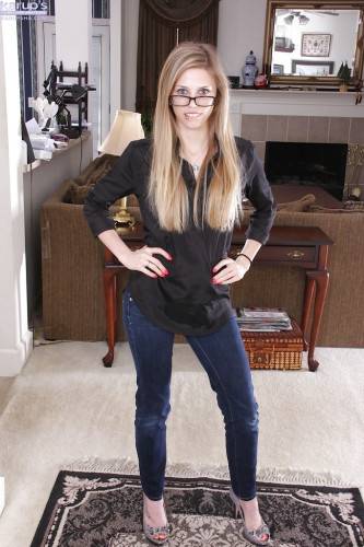 Slim american youthful Kassie Kensington in tight jeans showing small tits and spreading her legs - Usa on nudesceleb.com