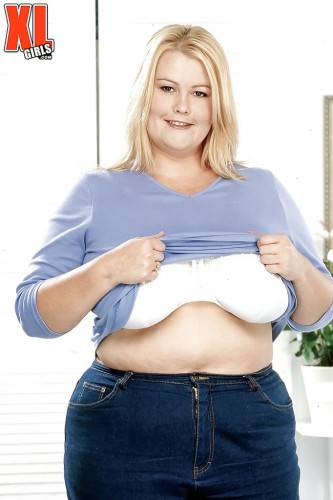 Inviting blonde fat Lou Lou in tight jeans exposes big titties and hot ass on nudesceleb.com