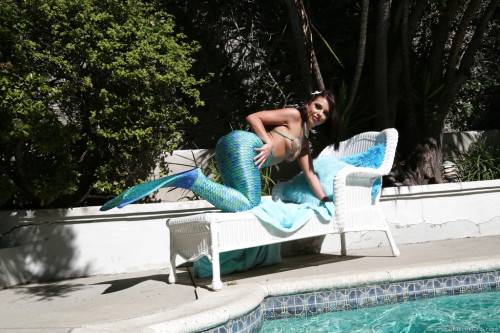 Attractive american babe Adriana Chechik in strange fetish gallery near the pool - Usa on nudesceleb.com