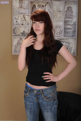 Amateur Redhead Teen Gwen Stark Enjoys In Showing Her Shaved Slit On Cam on nudesceleb.com