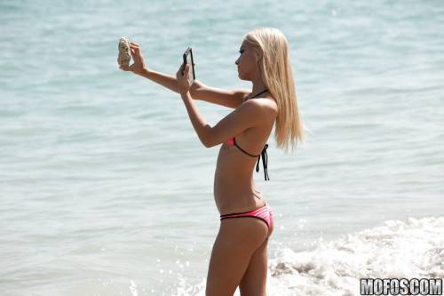 Deluxe american blonde Uma Jolie in beautiful bikini shows her butt on the beach - Usa on nudesceleb.com