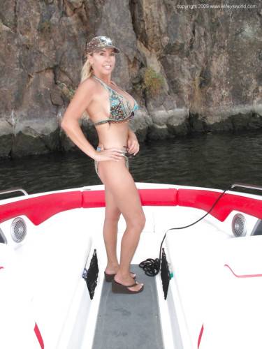 Stunning american blonde wife Sandra Otterson reveals big boobies and ass outside - Usa on nudesceleb.com