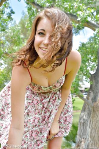 Very attractive american teen Kinsley Eden shows big titties and loves dildo - Usa on nudesceleb.com