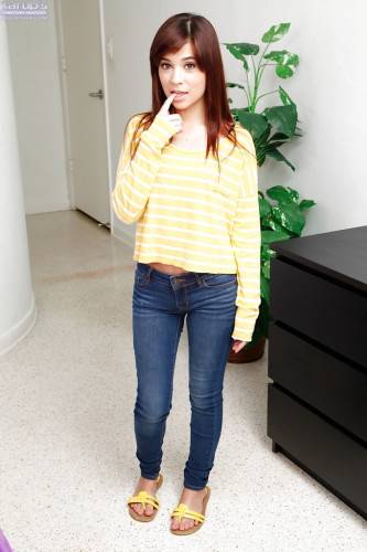 Rangy american young Kelly Kitty in jeans exhibiting small tits and jerking off - Usa on nudesceleb.com