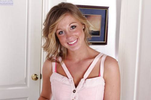 Slim american blonde young Ashley Jones shows big titties and spreads her legs - Usa on nudesceleb.com