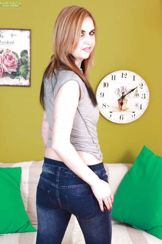 Shapely milf Pamela Tolansky in jeans uncovers small tits and jerks off on nudesceleb.com