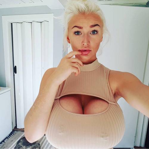 Busty amateur blonde Prinsessemart on nudesceleb.com