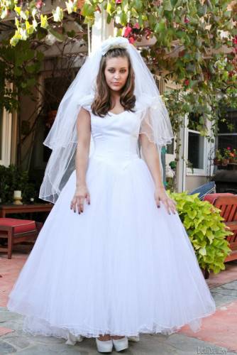 The Beautiful Bride Gracie Glam Takes Off Dress And Seduces Guy With Passionate Kisses on nudesceleb.com