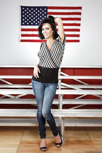 Hot american brunette milf Veronica Avluv in jeans exposes big tits and hot ass - Usa on nudesceleb.com