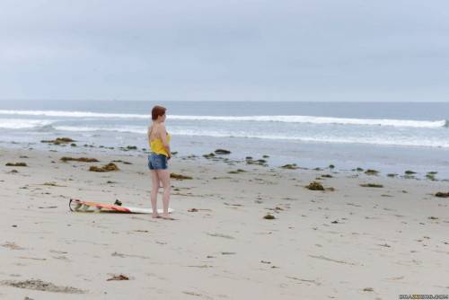 Sultry american cutie Penny Pax exposes her ass on the beach - Usa on nudesceleb.com