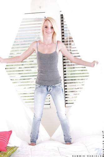 Excellent american blond teen Sammie Daniels in tight jeans shows her butt - Usa on nudesceleb.com
