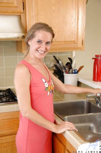 Superb american mature Sara James shows small tits and puts a toy in her twat in kitchen - Usa on nudesceleb.com