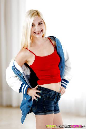 Slim american blonde teen Piper Perri exhibits her ass in fancy shorts and spreading her legs - Usa on nudesceleb.com