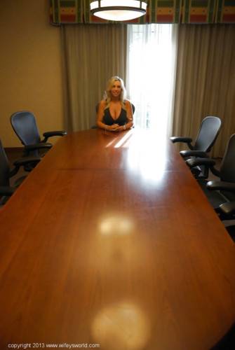 Sexy american blonde wife Sandra Otterson in skirt exhibits her ass in office - Usa on nudesceleb.com