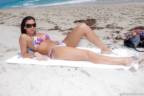 Enchanting american brunette milf Rachel Starr in boy-girl action on the beach - Usa on nudesceleb.com