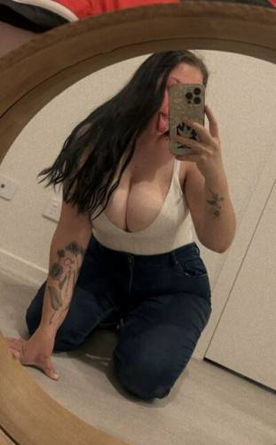 Curvybustybabe on nudesceleb.com